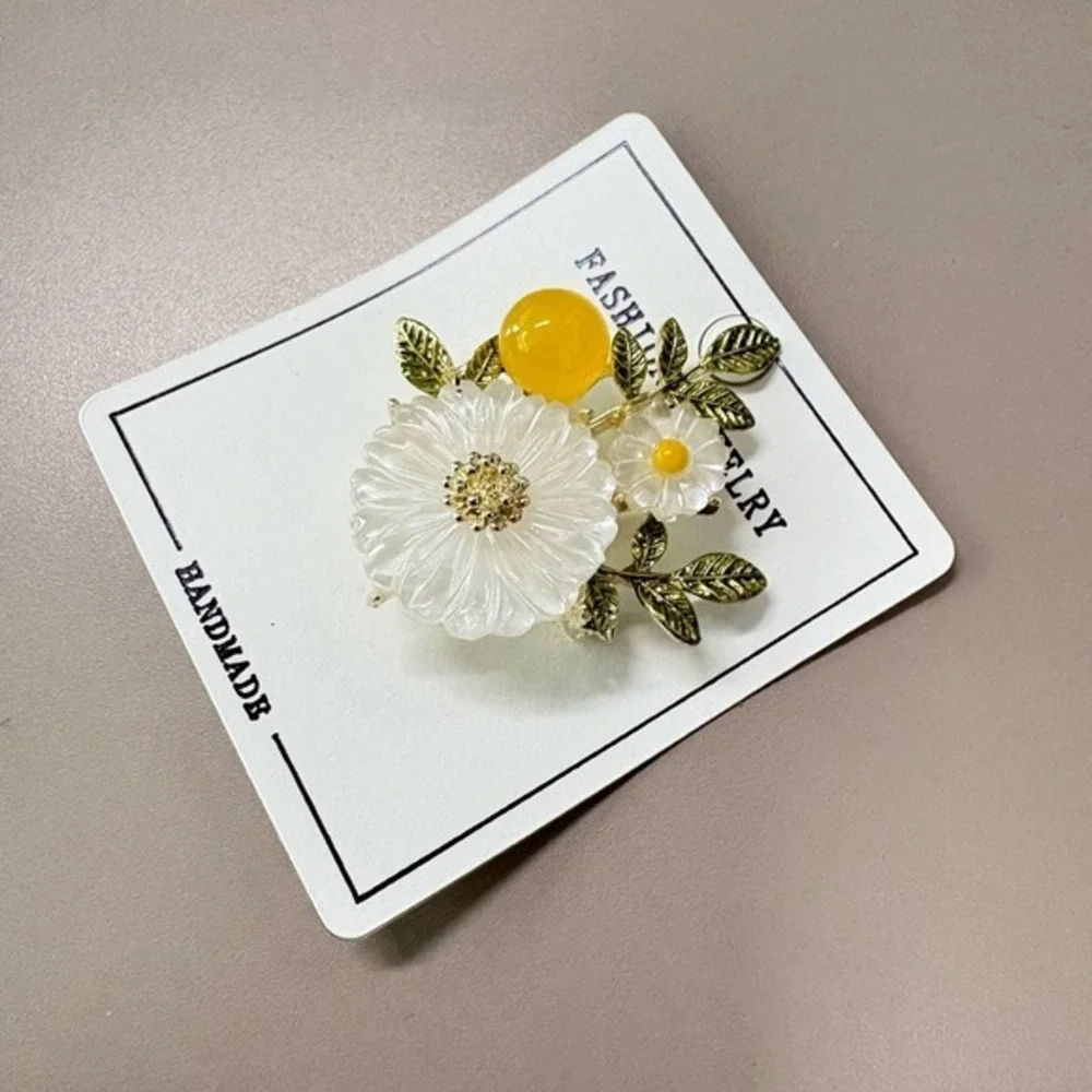 White Floral Brooch with Yellow Bead‎ Accent – daisy Vintage-Inspired Pin new